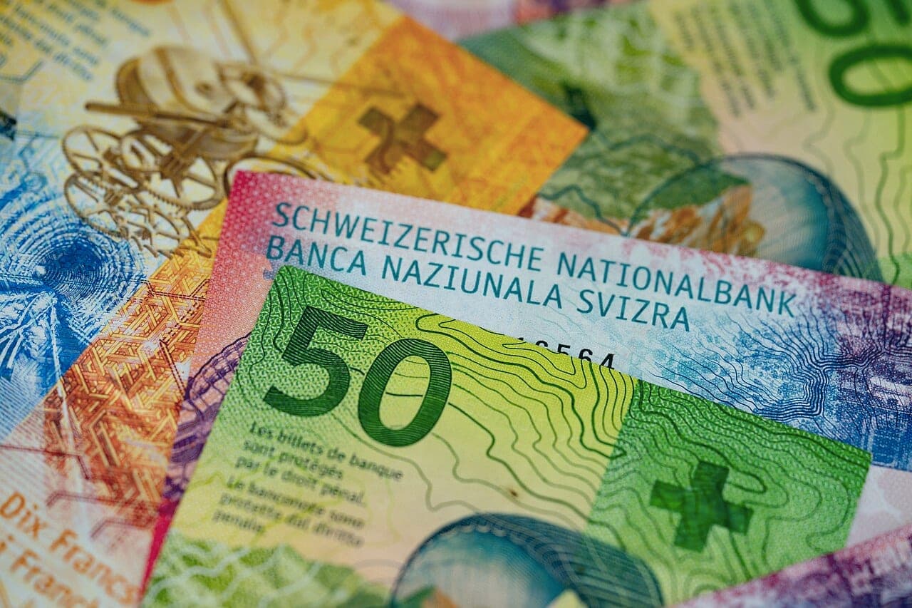 Billets en francs suisses, illustrant les économies de primes