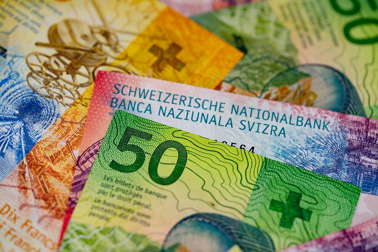 Billets en francs suisses, illustrant les économies de primes