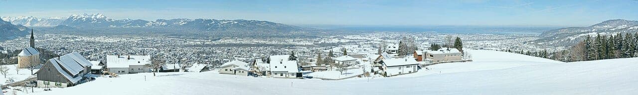 Panorama des Alpes suisses au-dessus d’une vallée verdoyante